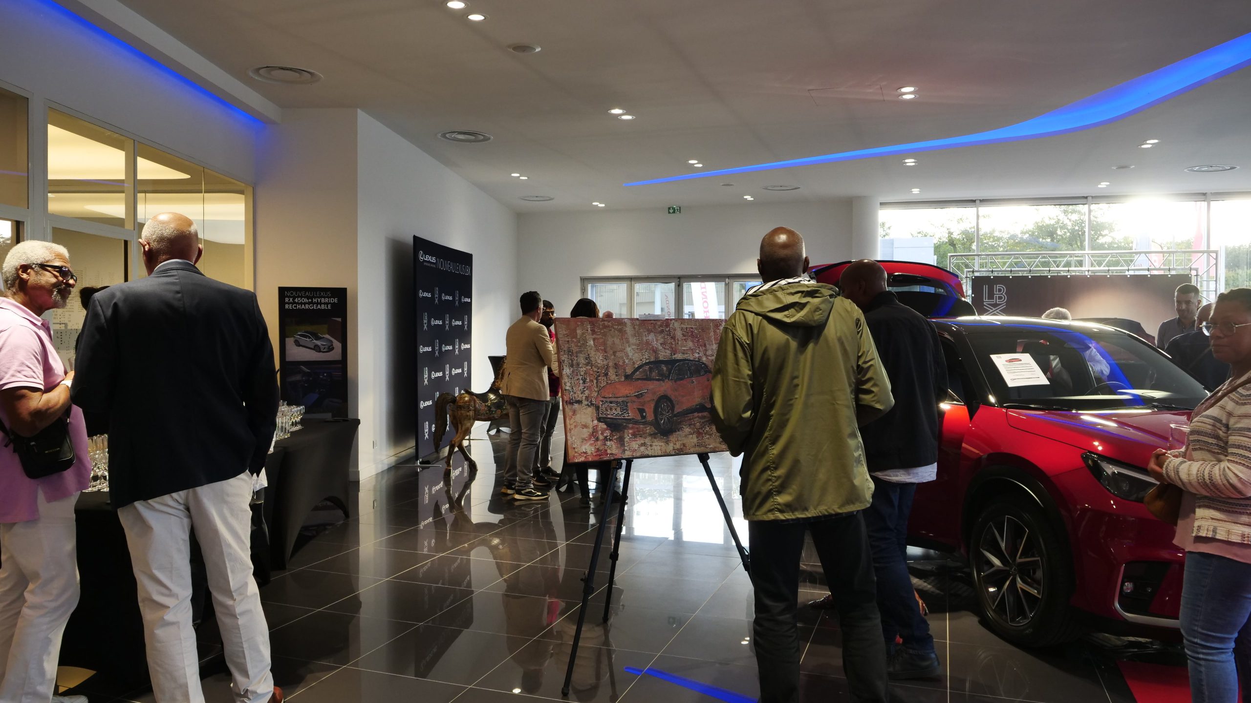 Les invités de Lexus découvrent l'exposition de la Galerie d'Art Roz in winter en agence concession
